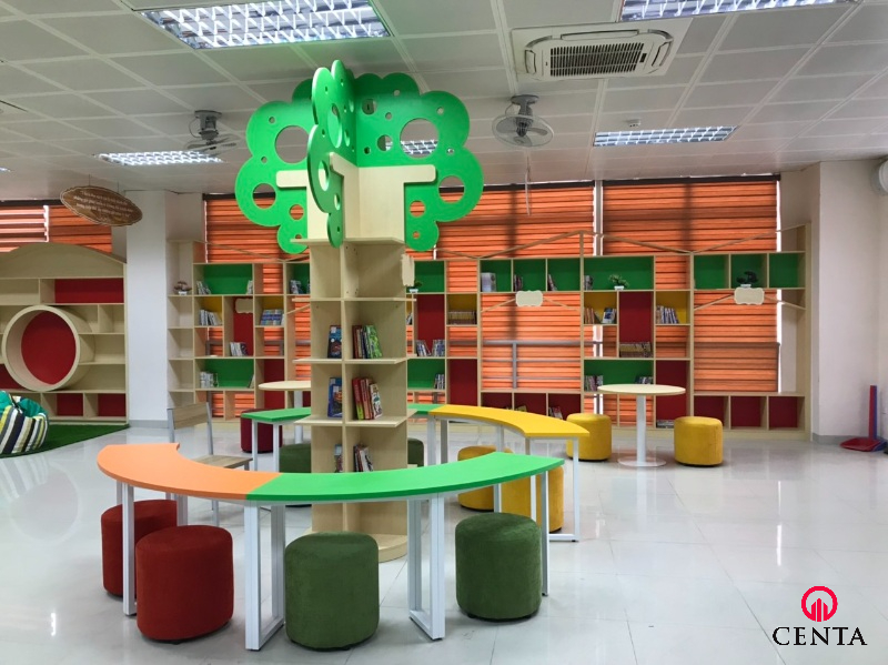 Bàn học chân sắt gỗ công nghiệp trang trí phòng học chung cho học sinh tiểu học