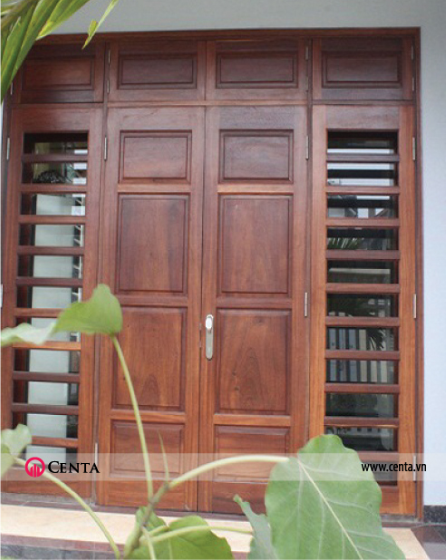 4 cánh đều nhau, 2 cánh giữa kín toàn bộ, 2 cánh ngoài có kính xen kẽ giữa các khung gỗ.