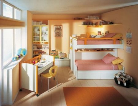 Phòng ngủ cho trẻ màu cam nhạt tươi sáng và bắt mắt.