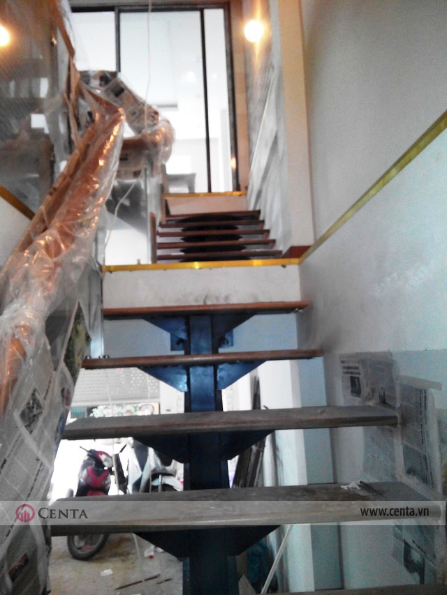 28. thi-cong-cau-thang-go-kinh _www.centa.vn