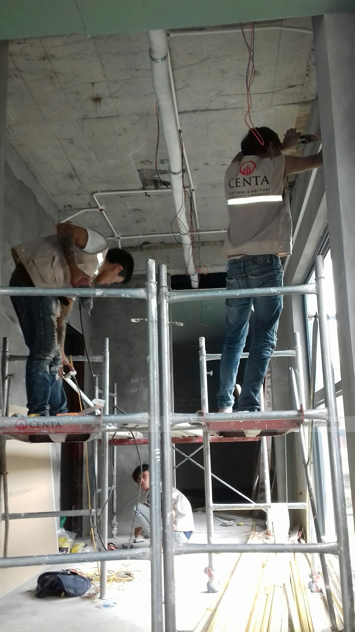 Giàn giáo công nhân thi công lắp đặt đường ống điều hòa cho biệt thự