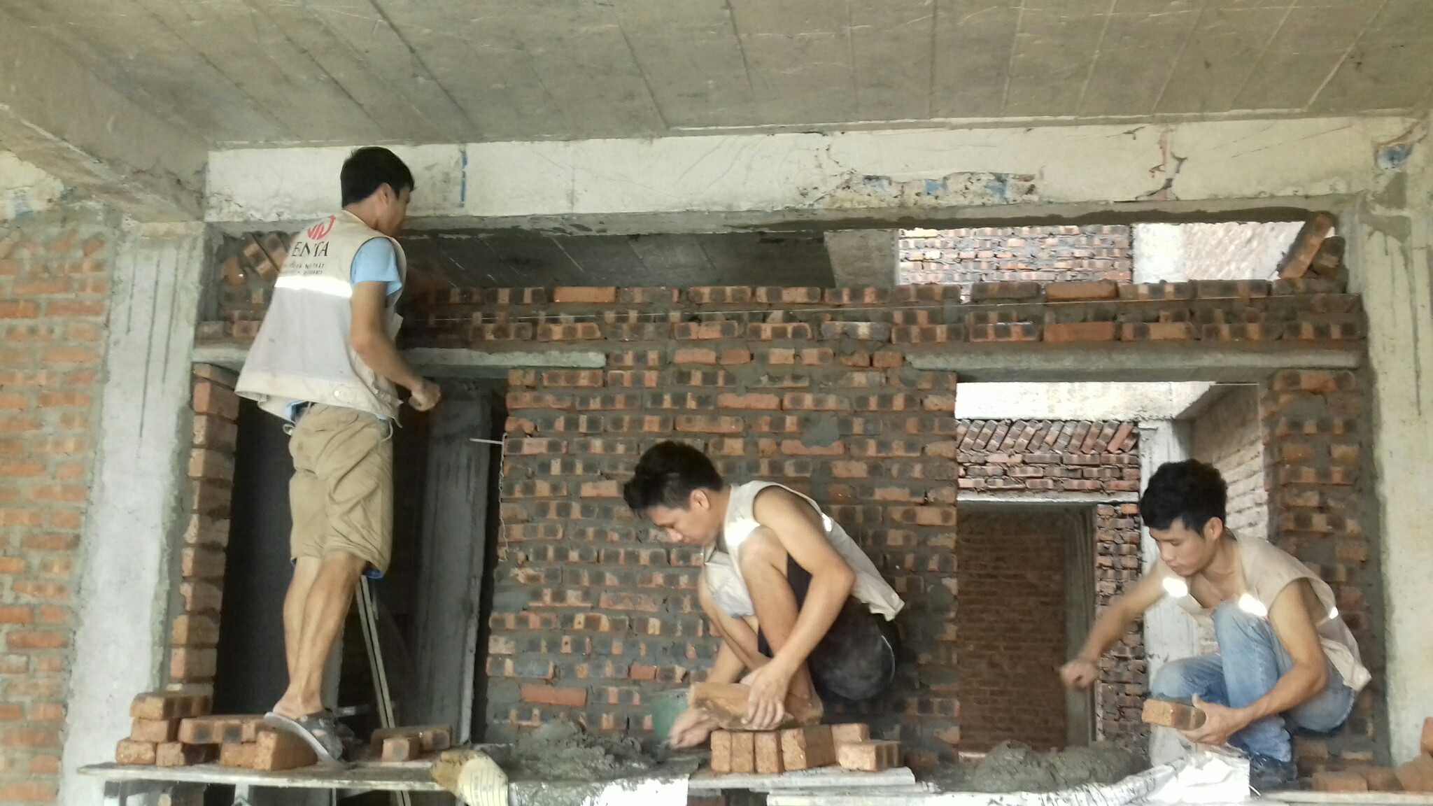 công nhân xây dựng xây trát tường giàn giáo tường gạch dầm bê tông