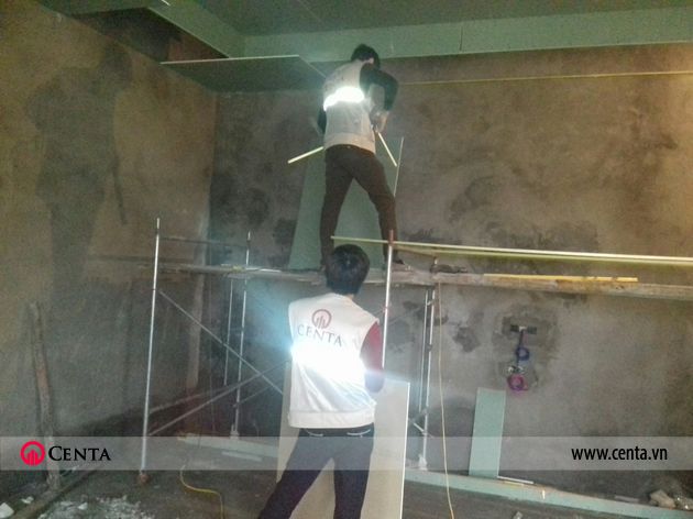02 thi cong lap dat cac tam tran thach cao 13