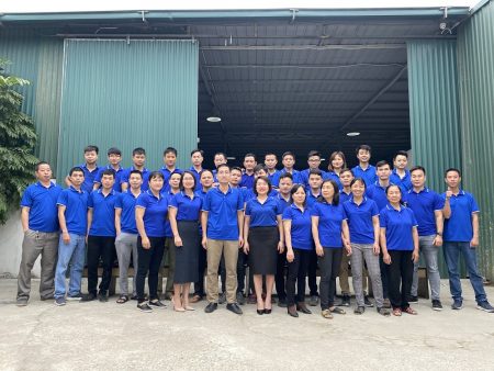 Thiết kế nội thất, thi công nội thất. Xưởng gỗ, xưởng mộc, sản xuất nội thất gỗ công nghiệp, thợ mộc đứng trước xưởng