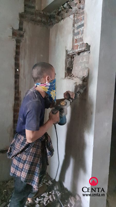 Thợ cắt đục tường thi công điện nước